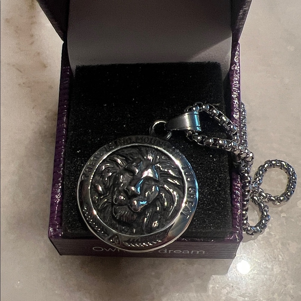 Bold Lion Necklace “No Mountain Too Great” – Heavy Silver